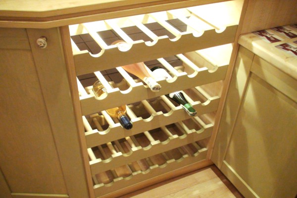 Нестандартный шкаф с наполнением для хранения алкоголя
