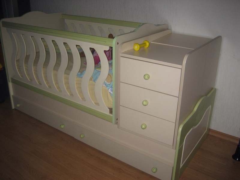 Деревянные предметы мебели для ребенка