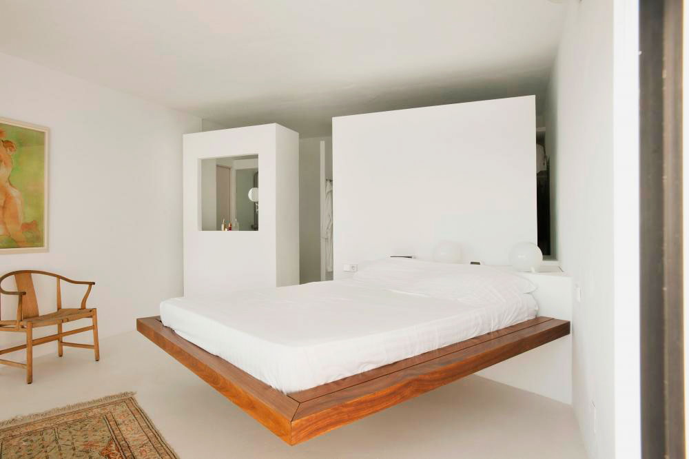 Кровать над полом, установленная на стену