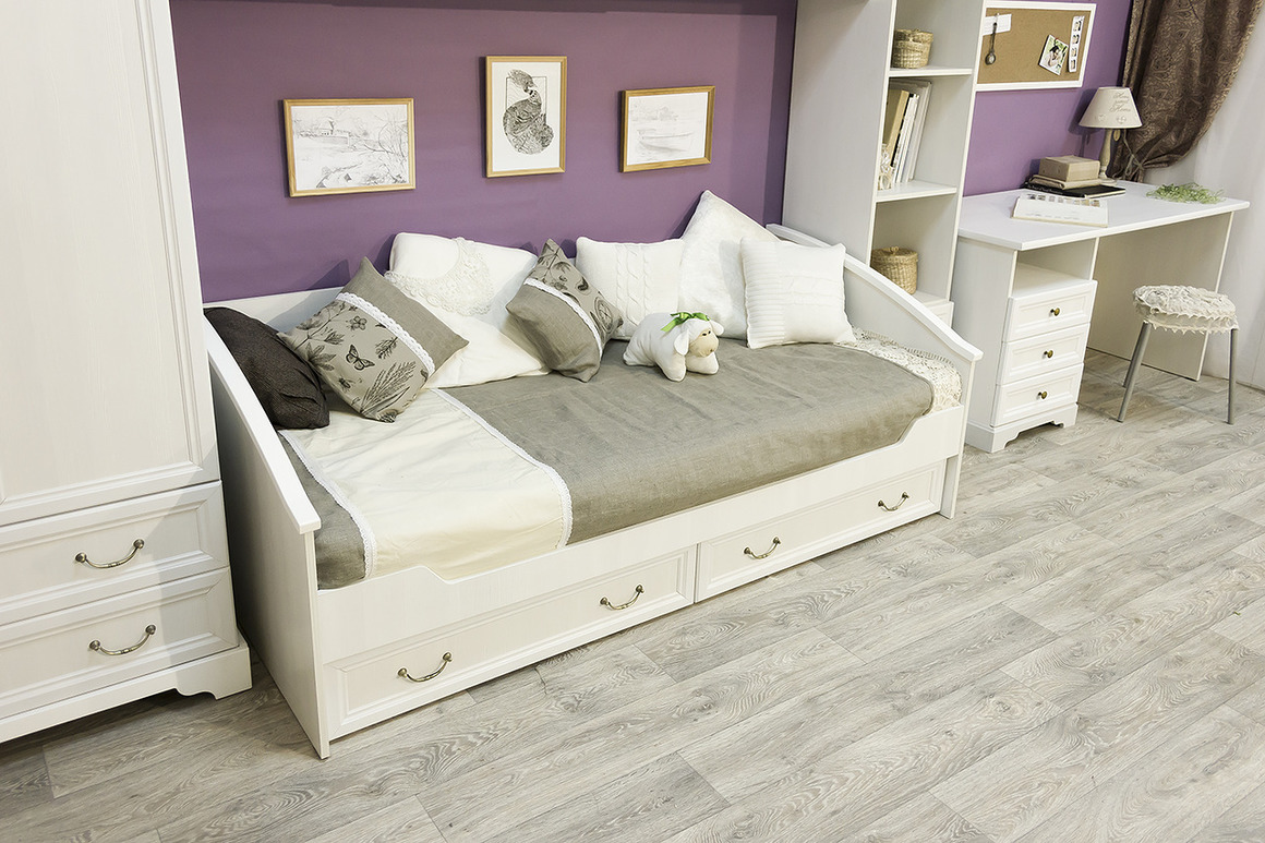 Кровать-диван с подушками