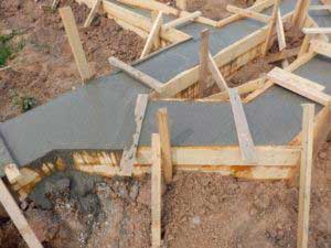 zalivka-betonom-lentochnogo-fundamenta-doma