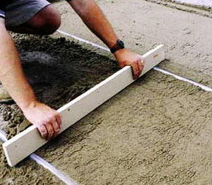 выравнивание песчаной подушки