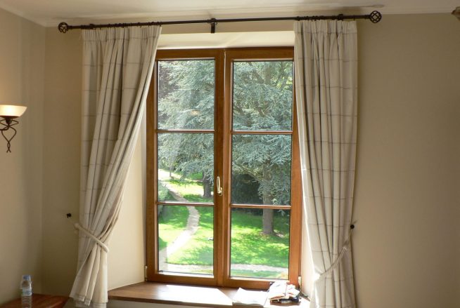 Непритязательные короткие шторы