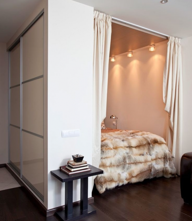 Кровать в нише за шкафом