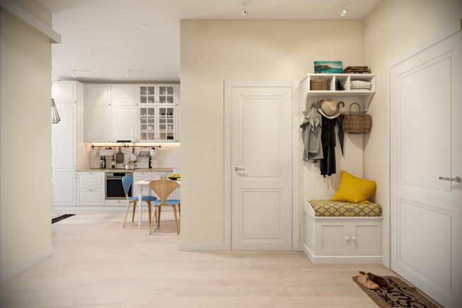 Дверь в санузел рядом с вешалкой