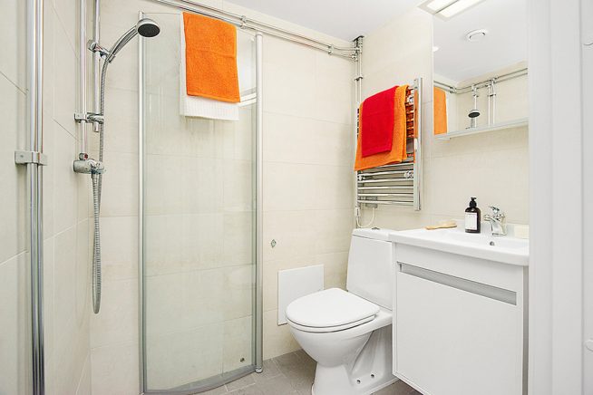 Компактная ванная комната в студии