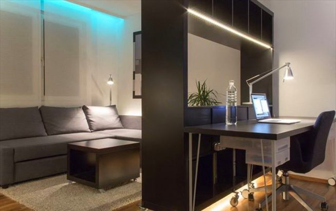 Стол-секретер в перегородке студии