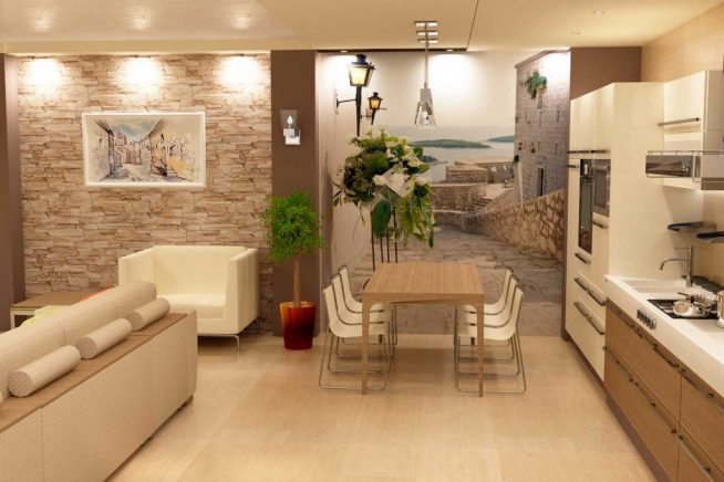 Фотообои на входе в гостиную