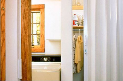 woodfold-accordian-door-for-laundry-room