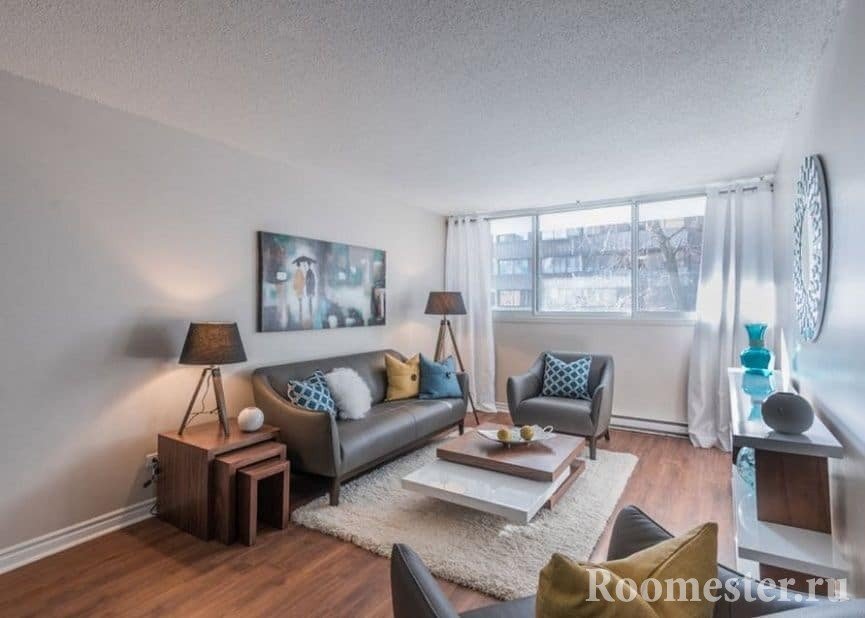 Не большая квадратная гостиная с окном Не большая квадратная гостиная с окном