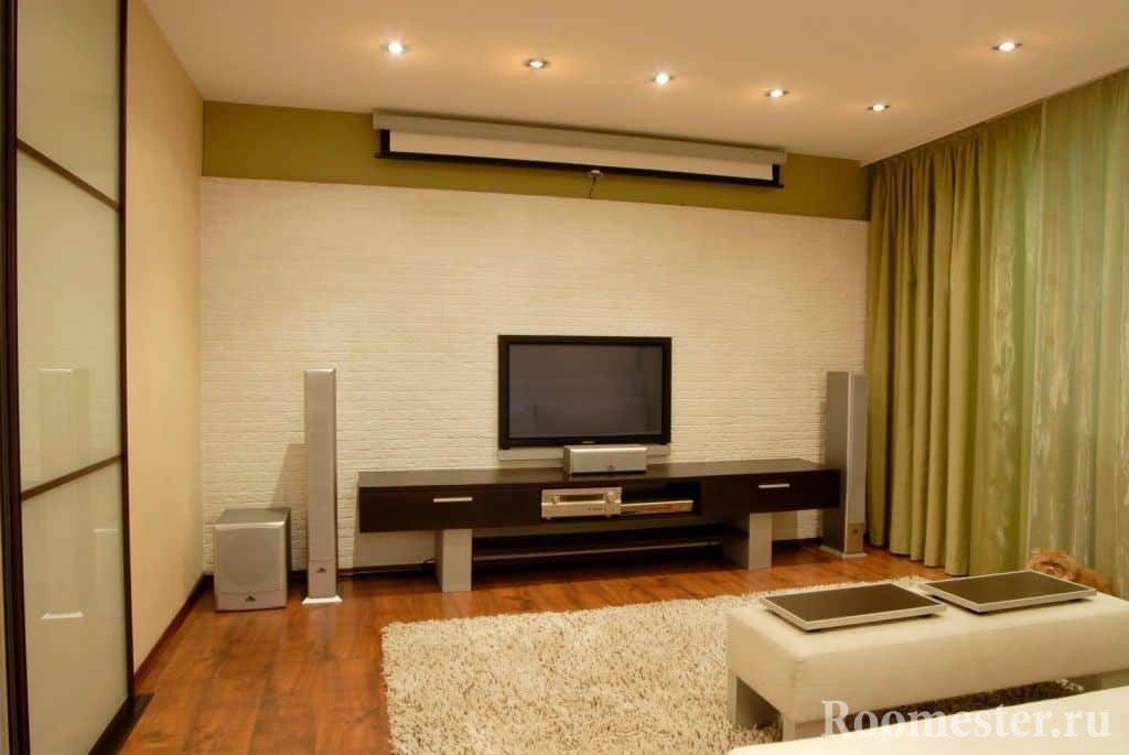 Не большая гостиная квадратной формы с окном Не большая гостиная квадратной формы с окном