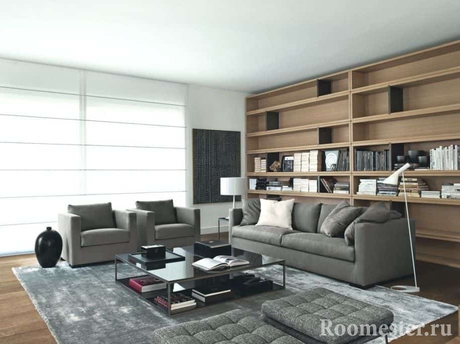 Гостиная квадратной формы с большим окном и книжными стеллажами на всю стену Гостиная квадратной формы с большим окном и книжными стеллажами на всю стену