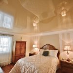 Большая кровать в спальне