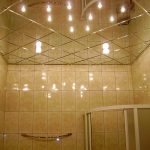 Зеркальный потолок в ванной