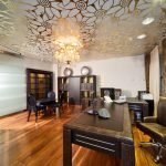 Зеркальный потолок в кабинете