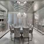 Столовая с зеркальным потолком