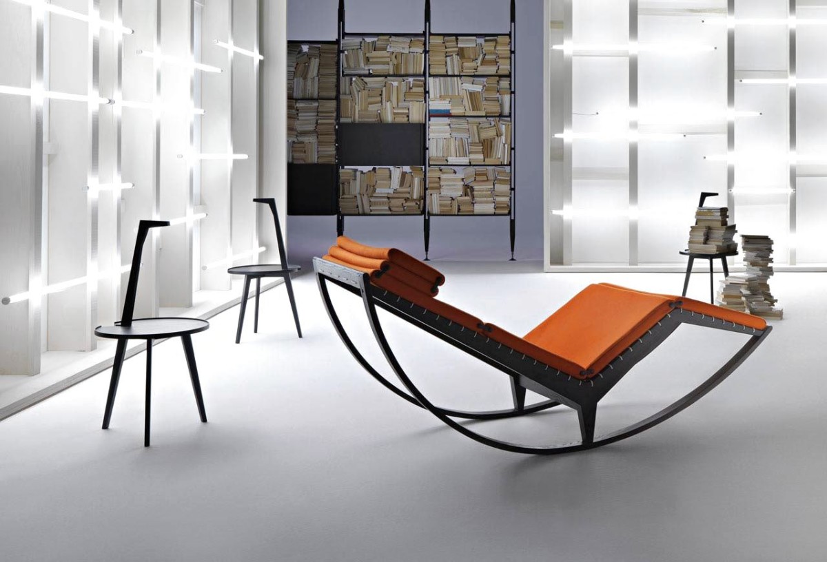 Дизайнерское кресло-качалка в гостиной