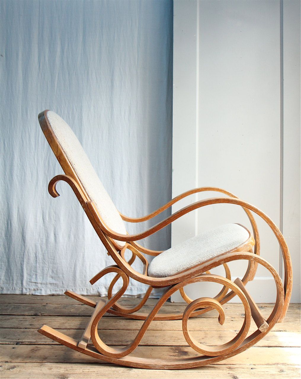 Кресло-качалка из дерева в гостиной
