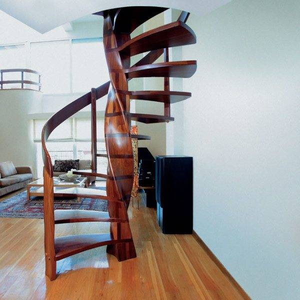 Деревянная винтовая лестница в интерьере гостиной