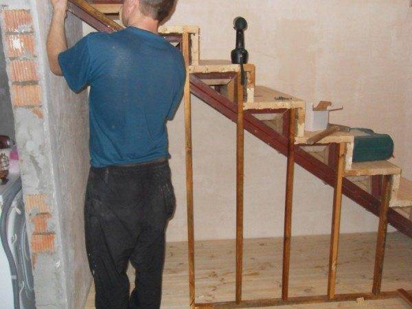 Деревянной лестница может быть только внешне, каркас же можно изготовить из металлических уголков и швеллера