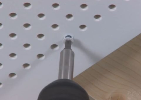 Прикручивание плиты к обрешётке шуруповёртом