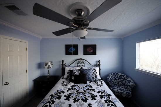 Укладка плитки с люстрой по центру