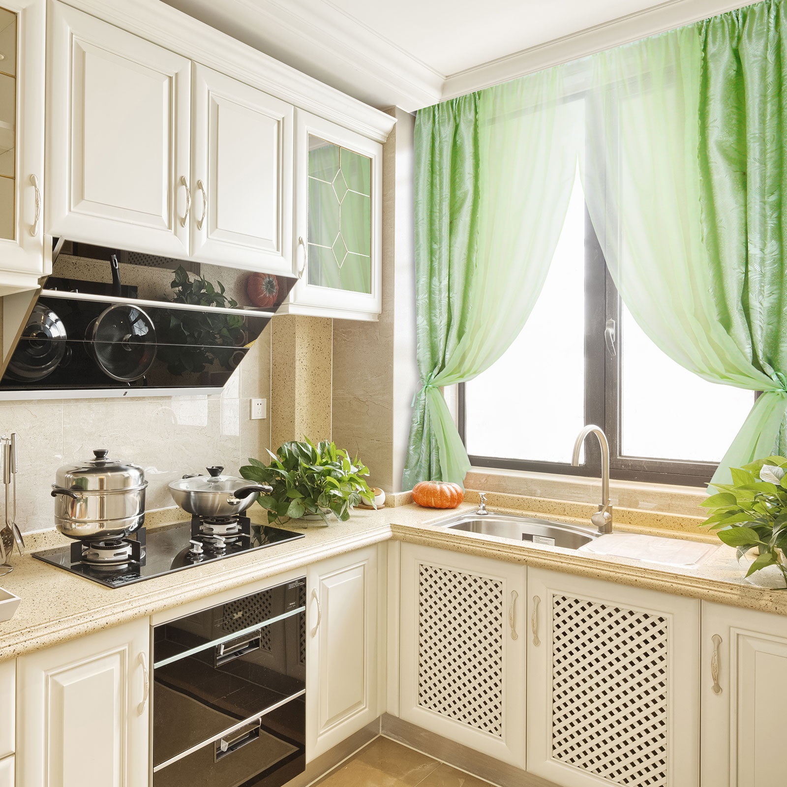 зеленые шторы в бежевой кухне