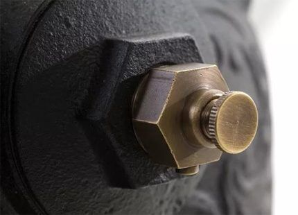 Установка воздухоотводчика на батарее Установка воздухоотводчика на батарее