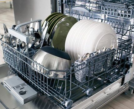 Чистая посуда в посудомоечной машине