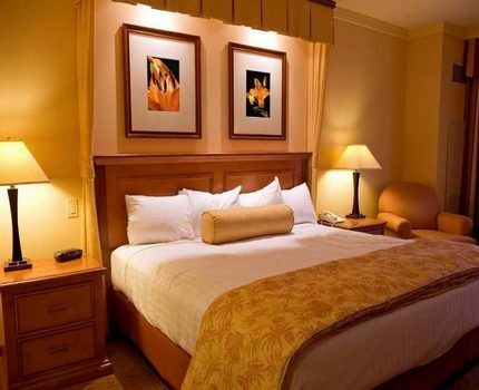 Для подсветки рабочего стола больше подойдет холодный свет Светодиодное освещение в спальне