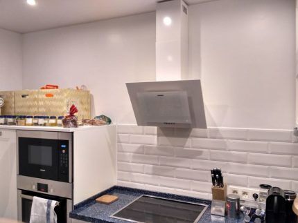Вытяжка над плитой на кухне Вытяжка над плитой на кухне