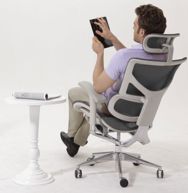 Ортопедическое кресло поддерживает позвоночник, спина меньше устает