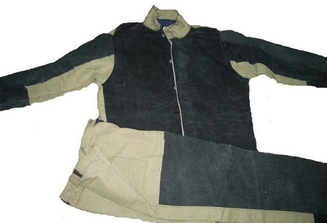 Костюм должен быть из плотного материала, не иметь накладных карманов