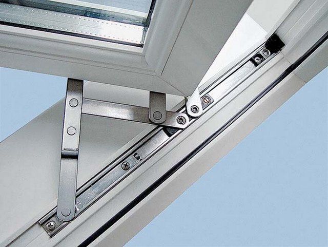 Проверяется уровень затяжки винтов в системе "ножниц"