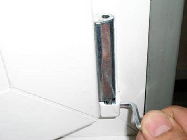 Регулировка створки по вертикали