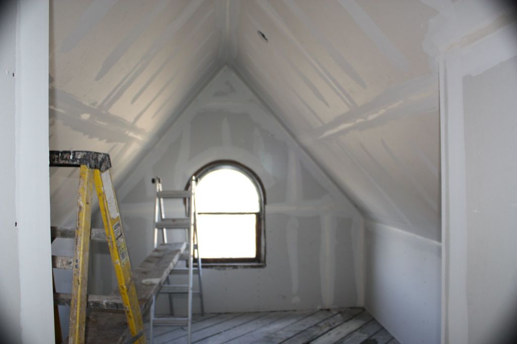 Маленькая мансарда, отделанная гипсокартоном