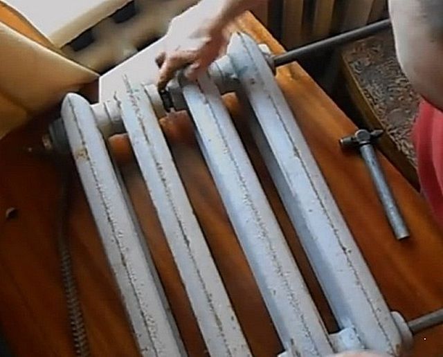 Чугунный радиатор можно разобрать для замены секции или для проведения профилактических работ