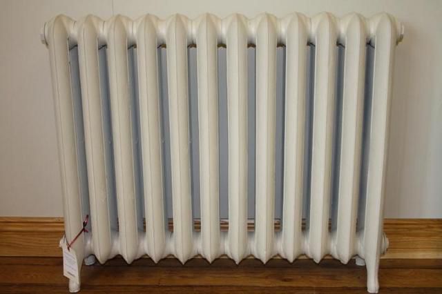 Чугунный радиатор, оснащенный подставками-ножками