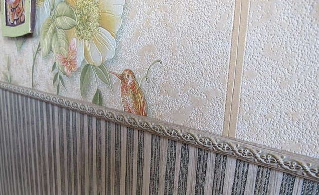 Молдинги в интерьере для разделения обоев