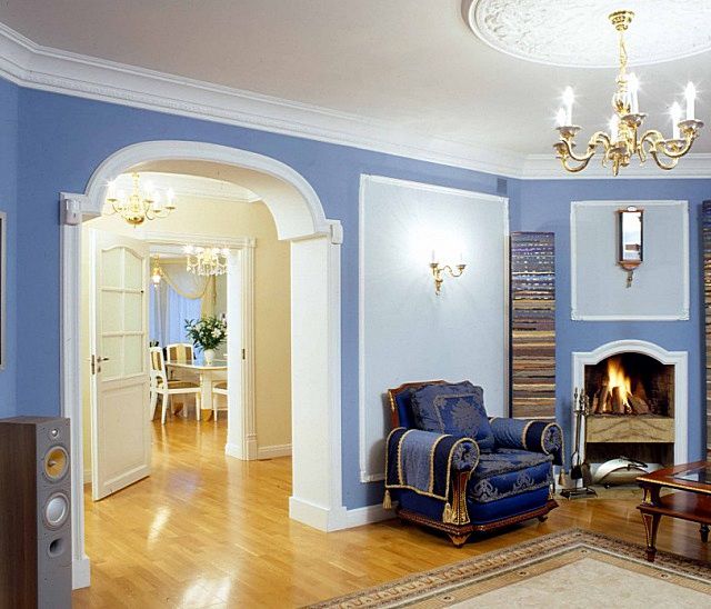 Арочный проем вряд ли  будет смотреться завершёнными без обрамления молдингами. Кроме того, они применены для выделения отдельных областей стены