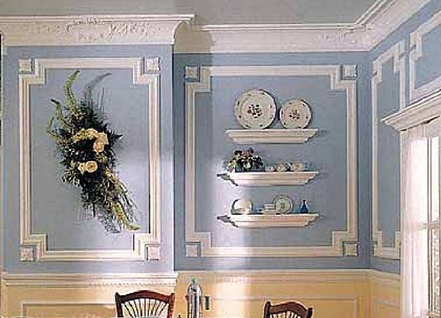 В показанном варианте молдинги применены не только для обрамления участков стены, но и для создания оригинальных полок под декоративные «безделушки»