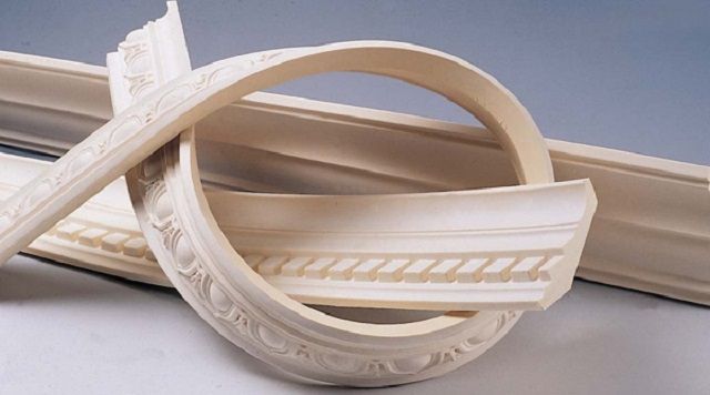 Демонстрация эластичности полиуретановых молдингов