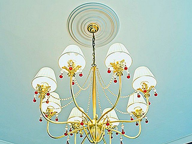 В стиле «прованс» даже на потолочной розетке для люстры не приветствуется «вычурность» — все намного проще