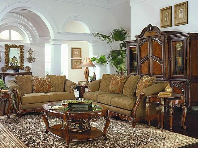 Классический стиль всегда предполагает арочные конструкции, что потребует или фигурных, или гибких молдингов