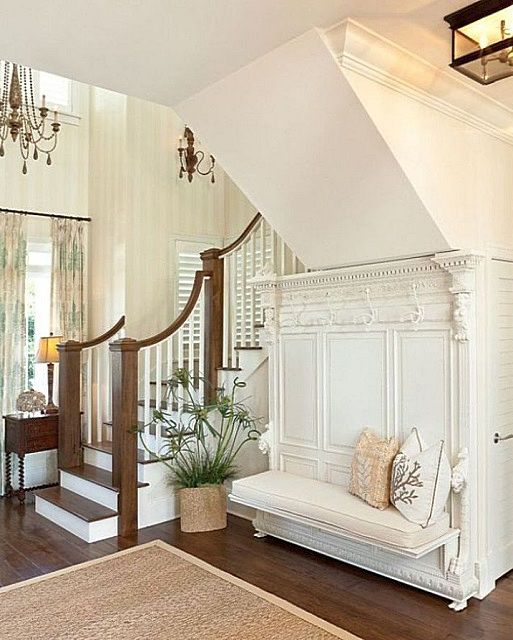 Использование декоративных молдингов на стенах помещения, отделанного в средиземноморском стиле