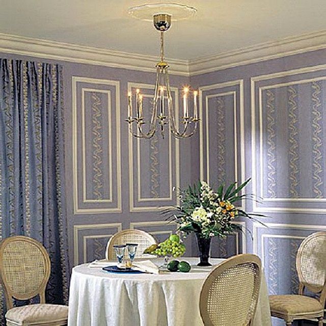 Столовая в романтическом стиле – белые молдинги на приятной глазу нежно-сиреневой поверхности стен