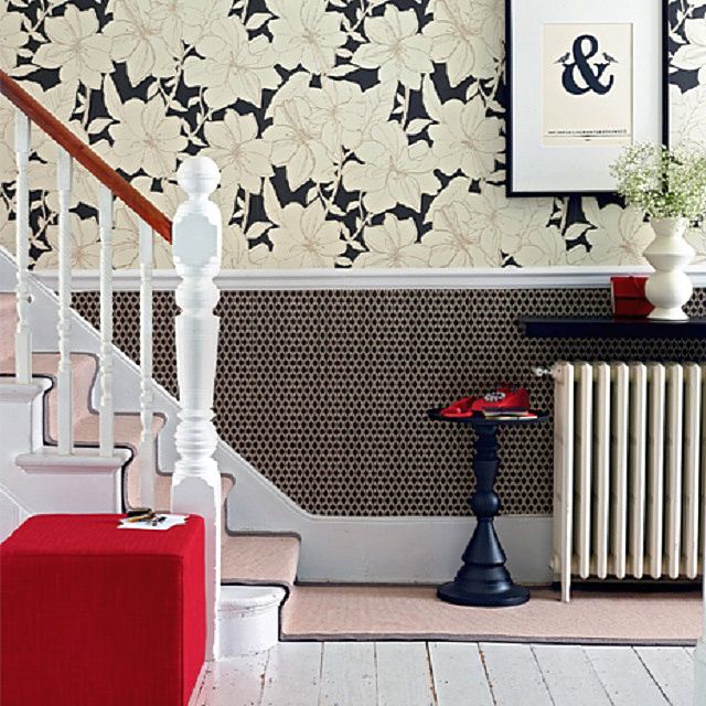 Молдинг, разделяющий стены на две зоны, в достаточно лаконичной отделке, выполненной в американском стиле