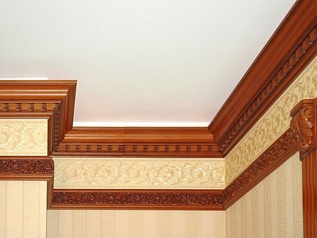 Под такими молдингами-плинтусами небольшие дефекты по линиям пересечения плоскостей становятся абсолютно не заметными