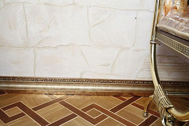 Хорошо подобранный по общему стилю оформления пластиковый напольный молдинг-плинтус