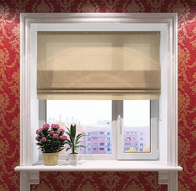 Обычное металлопластиковое окно отлично вписалось в заданный обоями интерьерный стиль именно благодаря обрамляющим его молдингам